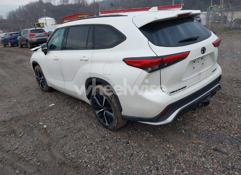 Photo 3 of 2021 Toyota Highlander XSE (VIN 5TDJZRBH5MS096762)