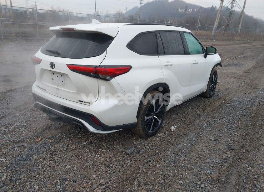 Photo 4 of 2021 Toyota Highlander XSE (VIN 5TDJZRBH5MS096762)
