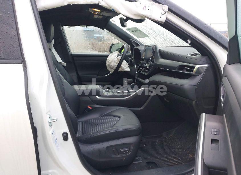 Photo 5 of 2021 Toyota Highlander XSE (VIN 5TDJZRBH5MS096762)
