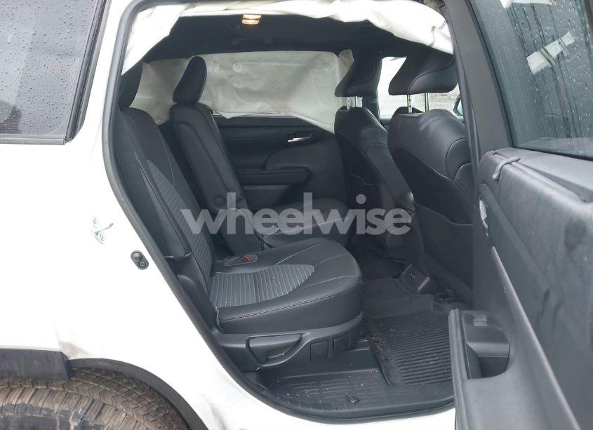Photo 8 of 2021 Toyota Highlander XSE (VIN 5TDJZRBH5MS096762)
