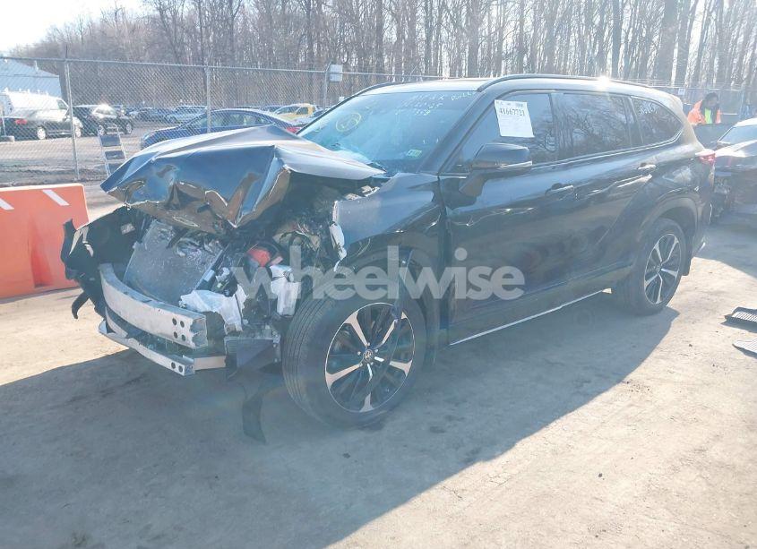 Photo 2 of 2022 Toyota Highlander XSE (VIN 5TDJZRBH5NS207358)