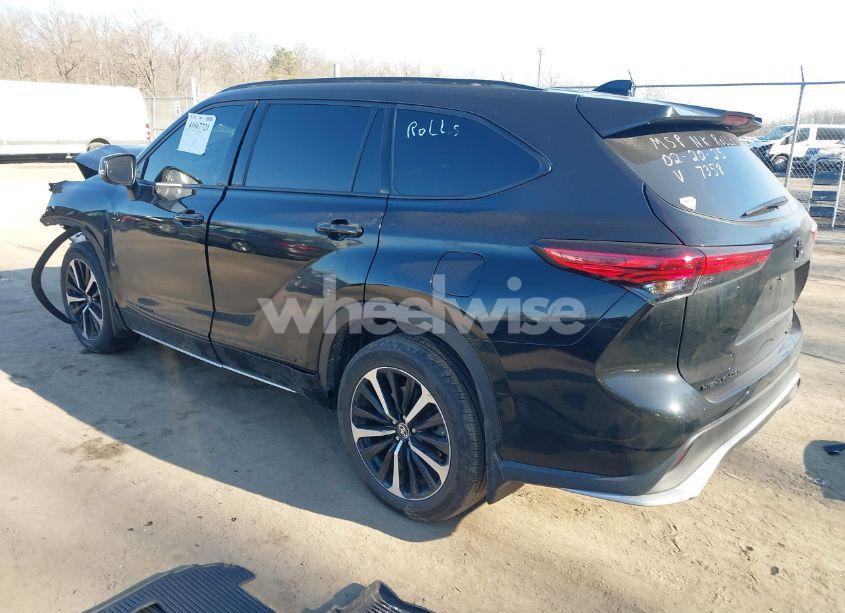 Photo 3 of 2022 Toyota Highlander XSE (VIN 5TDJZRBH5NS207358)
