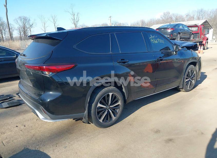Photo 4 of 2022 Toyota Highlander XSE (VIN 5TDJZRBH5NS207358)