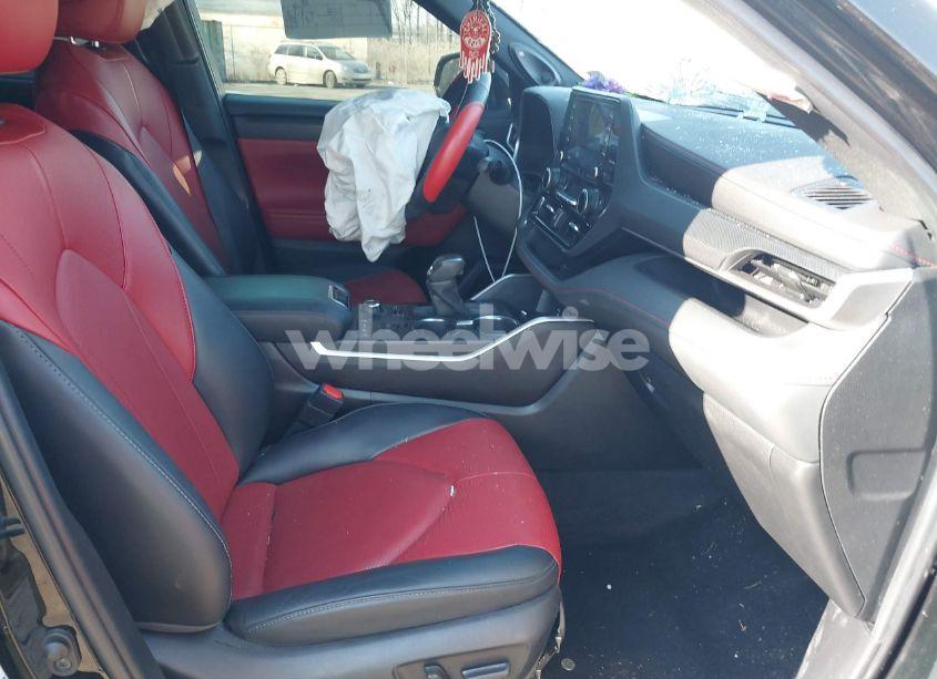 Photo 5 of 2022 Toyota Highlander XSE (VIN 5TDJZRBH5NS207358)