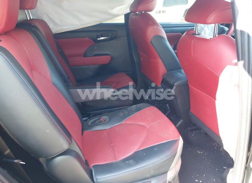 Photo 8 of 2022 Toyota Highlander XSE (VIN 5TDJZRBH5NS207358)