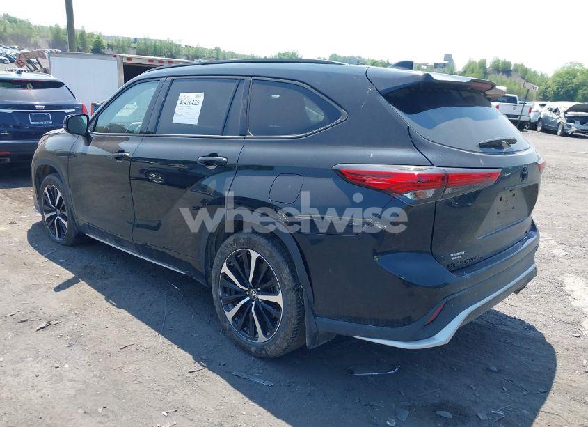 Photo 3 of 2022 Toyota Highlander XSE (VIN 5TDJZRBH7NS188344)