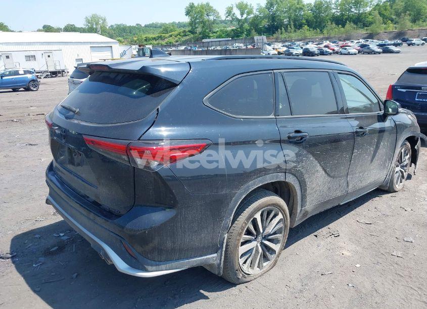Photo 4 of 2022 Toyota Highlander XSE (VIN 5TDJZRBH7NS188344)