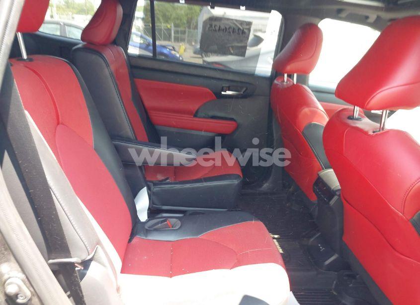 Photo 8 of 2022 Toyota Highlander XSE (VIN 5TDJZRBH7NS188344)