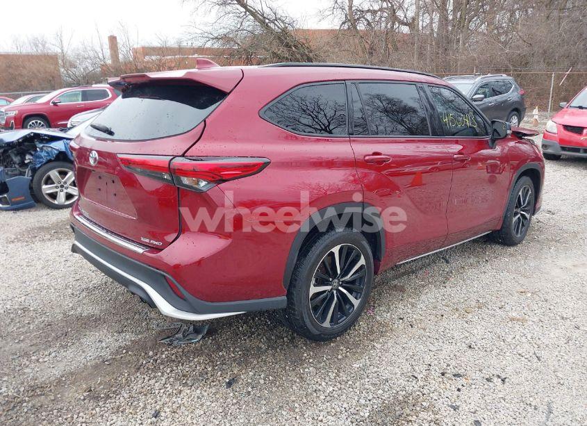 Photo 4 of 2022 Toyota Highlander XSE (VIN 5TDJZRBH7NS204901)