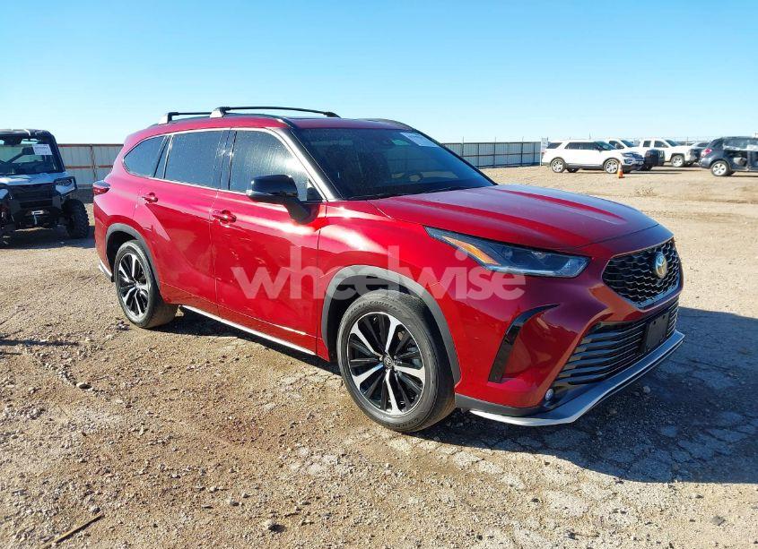2022 Toyota Highlander XSE (VIN 5TDJZRBH8NS173108) main photo