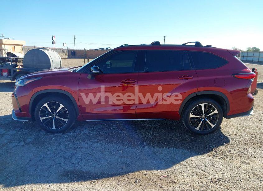 Photo 14 of 2022 Toyota Highlander XSE (VIN 5TDJZRBH8NS173108)