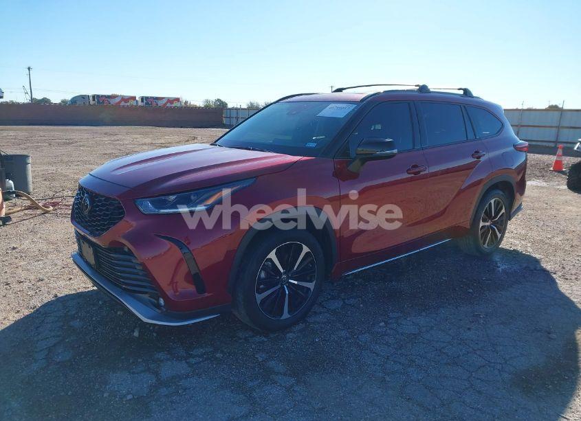 Photo 2 of 2022 Toyota Highlander XSE (VIN 5TDJZRBH8NS173108)