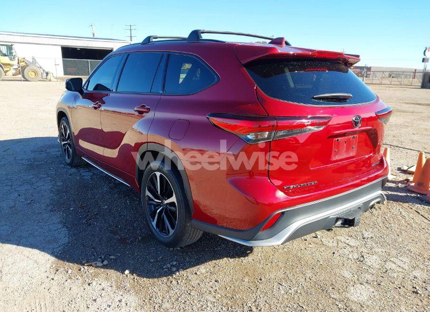 Photo 3 of 2022 Toyota Highlander XSE (VIN 5TDJZRBH8NS173108)