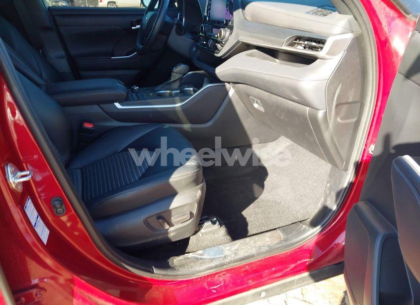 Photo 5 of 2022 Toyota Highlander XSE (VIN 5TDJZRBH8NS173108)