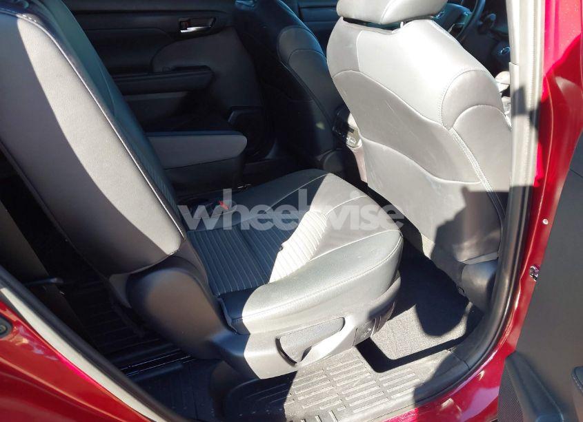 Photo 8 of 2022 Toyota Highlander XSE (VIN 5TDJZRBH8NS173108)