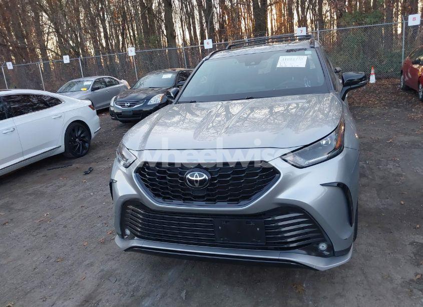 Photo 12 of 2022 Toyota Highlander XSE (VIN 5TDJZRBHXNS186460)