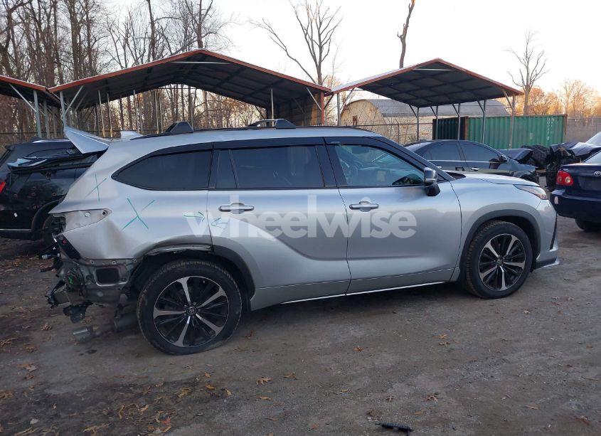 Photo 13 of 2022 Toyota Highlander XSE (VIN 5TDJZRBHXNS186460)