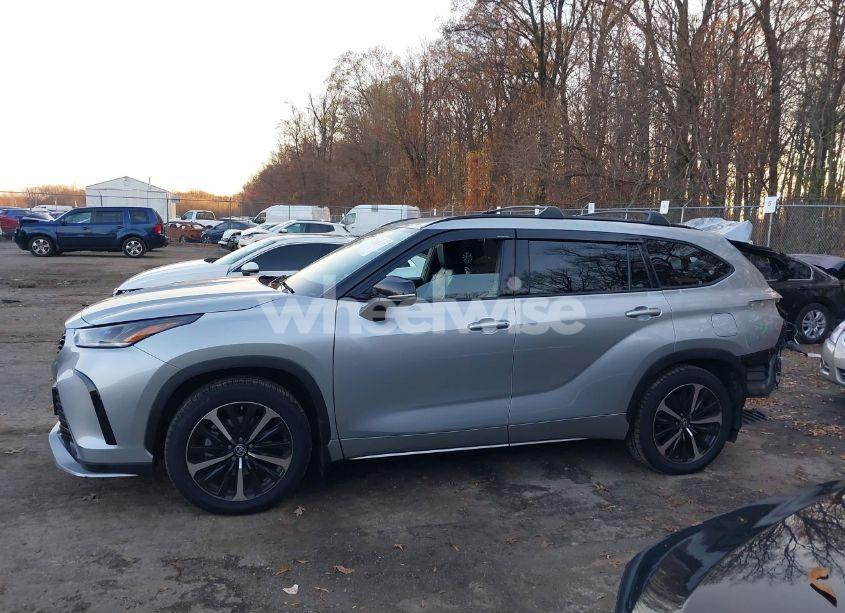 Photo 14 of 2022 Toyota Highlander XSE (VIN 5TDJZRBHXNS186460)