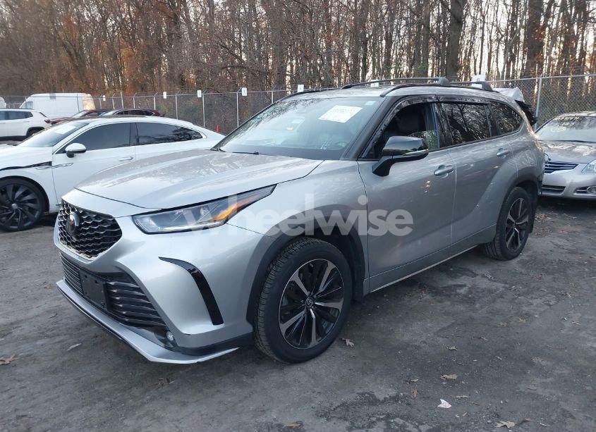 Photo 2 of 2022 Toyota Highlander XSE (VIN 5TDJZRBHXNS186460)