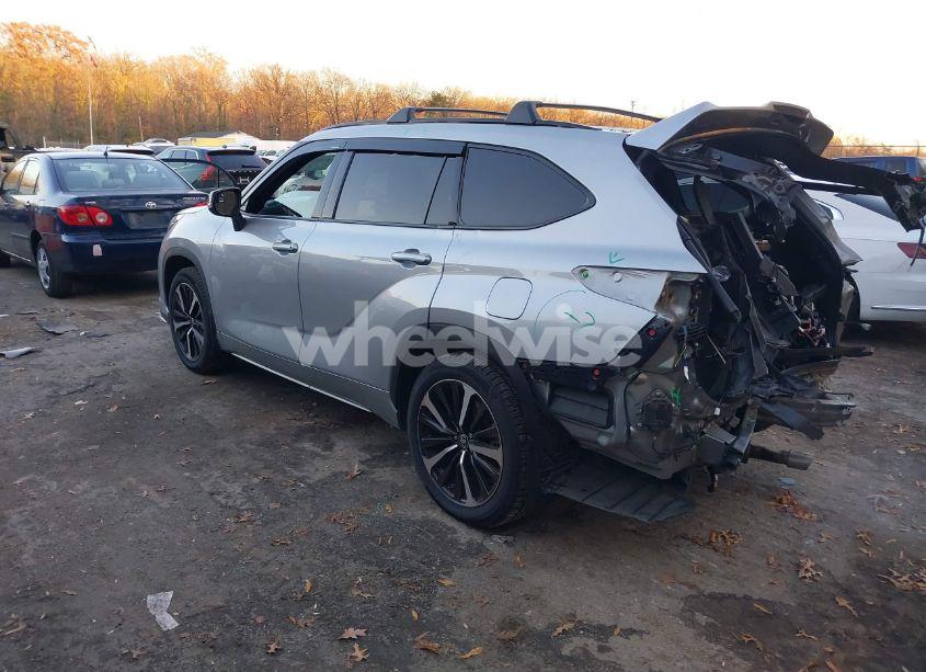 Photo 3 of 2022 Toyota Highlander XSE (VIN 5TDJZRBHXNS186460)