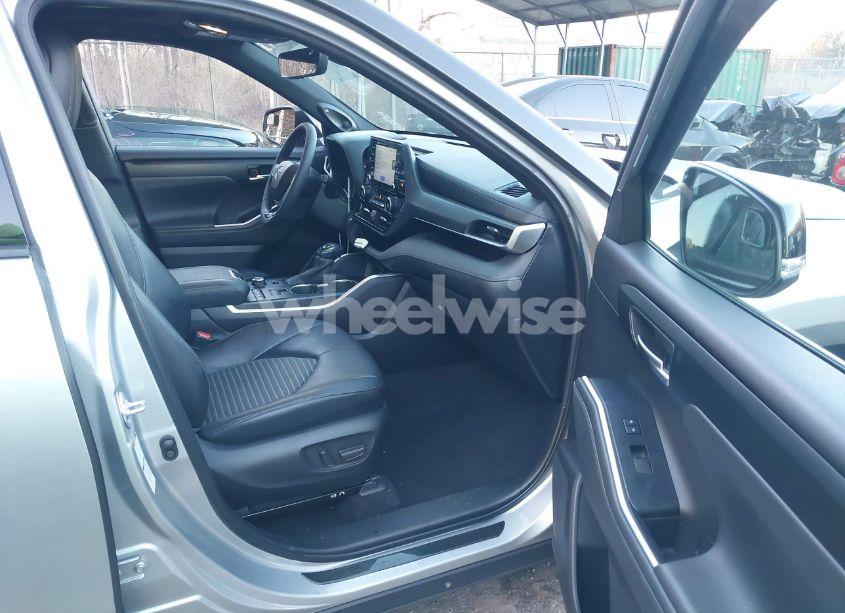 Photo 5 of 2022 Toyota Highlander XSE (VIN 5TDJZRBHXNS186460)