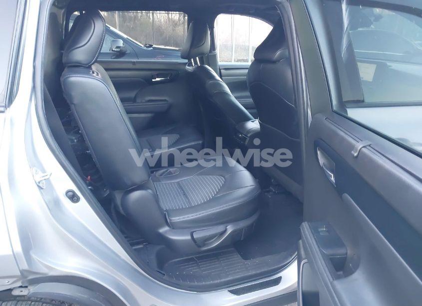 Photo 8 of 2022 Toyota Highlander XSE (VIN 5TDJZRBHXNS186460)