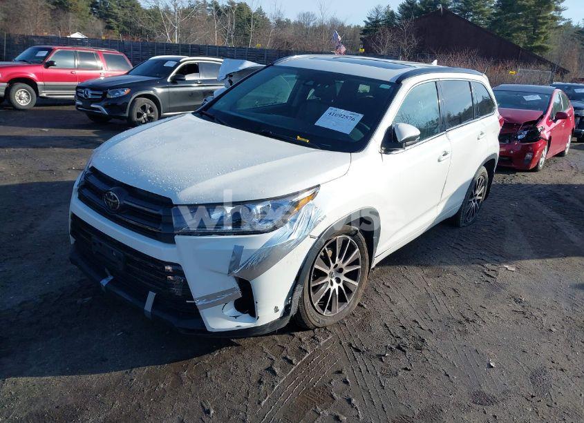 Photo 2 of 2017 Toyota Highlander SE (VIN 5TDJZRFH0HS380851)