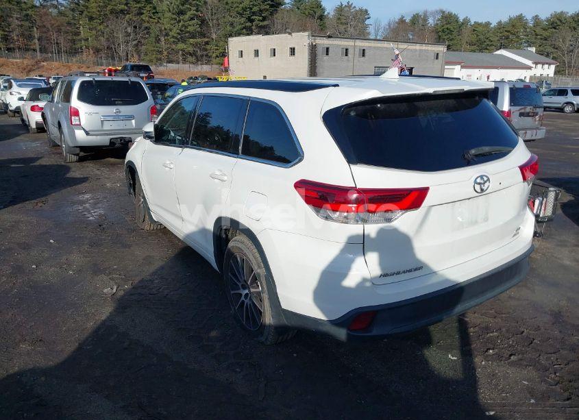 Photo 3 of 2017 Toyota Highlander SE (VIN 5TDJZRFH0HS380851)