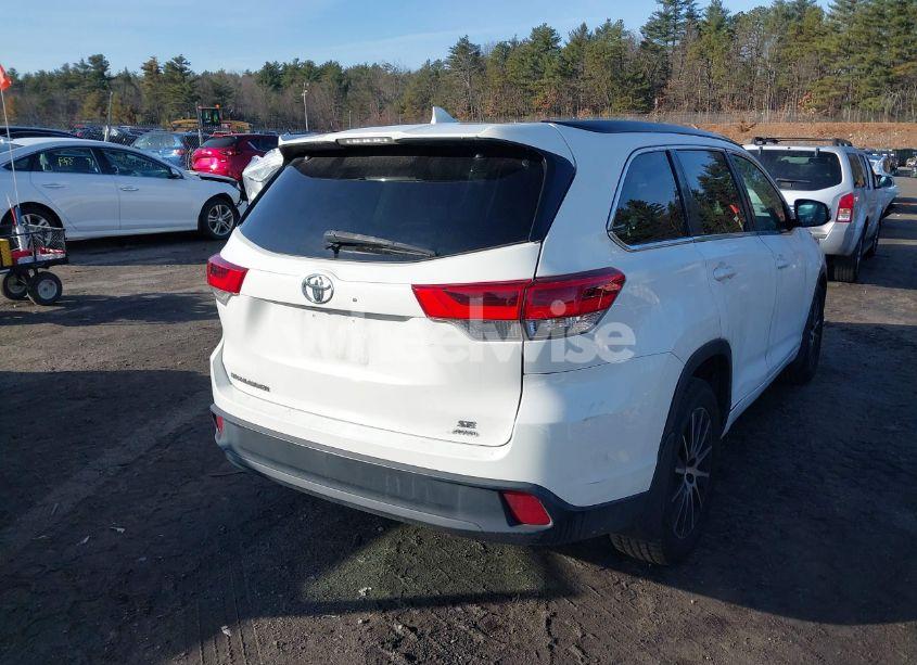 Photo 4 of 2017 Toyota Highlander SE (VIN 5TDJZRFH0HS380851)