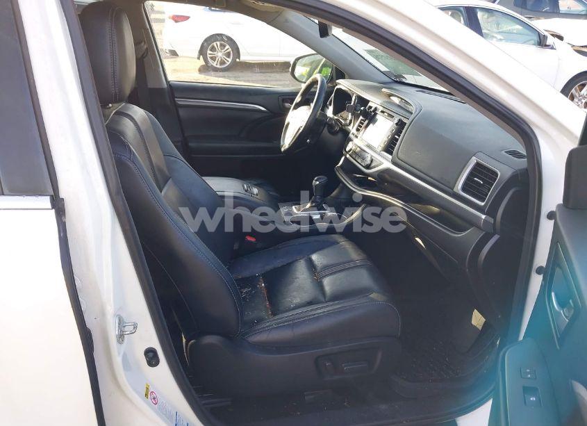 Photo 5 of 2017 Toyota Highlander SE (VIN 5TDJZRFH0HS380851)