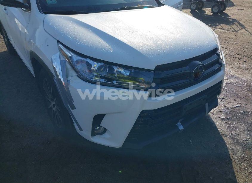 Photo 6 of 2017 Toyota Highlander SE (VIN 5TDJZRFH0HS380851)