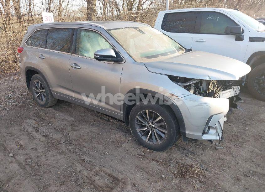2017 Toyota Highlander XLE (VIN 5TDJZRFH0HS382194) main photo