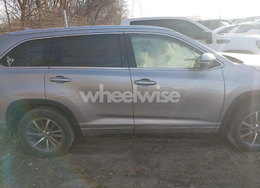 Photo 13 of 2017 Toyota Highlander XLE (VIN 5TDJZRFH0HS382194)