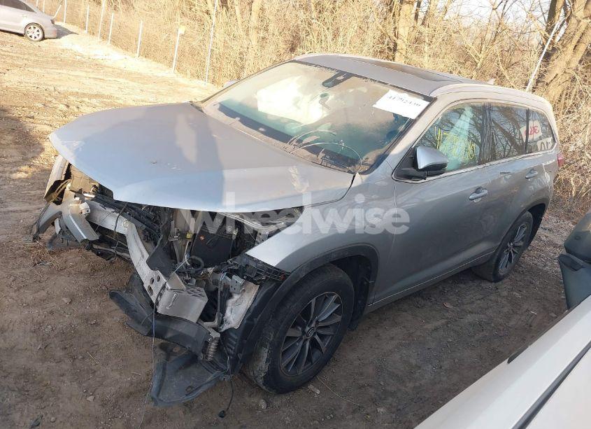 Photo 2 of 2017 Toyota Highlander XLE (VIN 5TDJZRFH0HS382194)