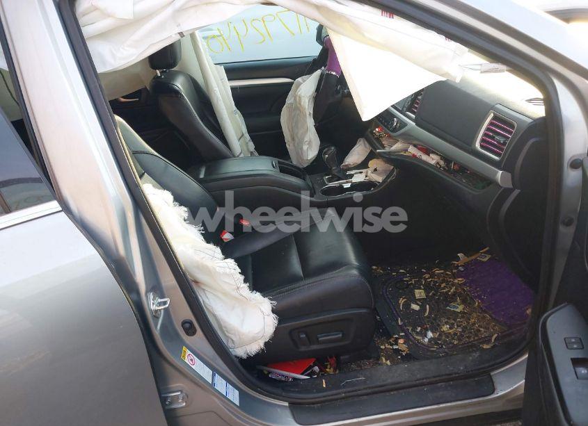 Photo 5 of 2017 Toyota Highlander XLE (VIN 5TDJZRFH0HS382194)