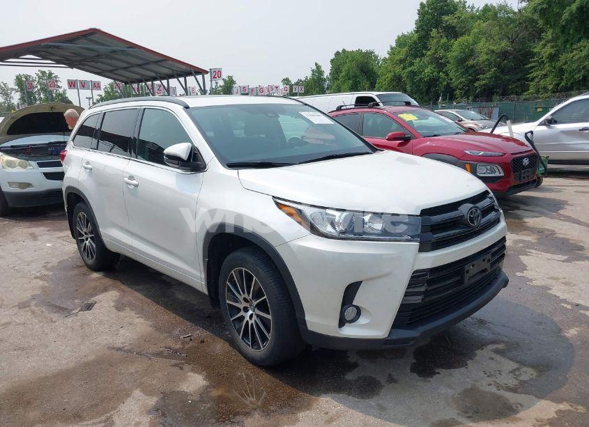 2017 Toyota Highlander SE (VIN 5TDJZRFH0HS417638) main photo