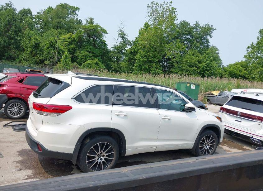 Photo 13 of 2017 Toyota Highlander SE (VIN 5TDJZRFH0HS417638)