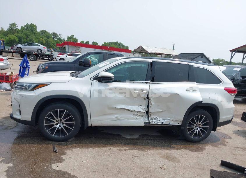 Photo 14 of 2017 Toyota Highlander SE (VIN 5TDJZRFH0HS417638)