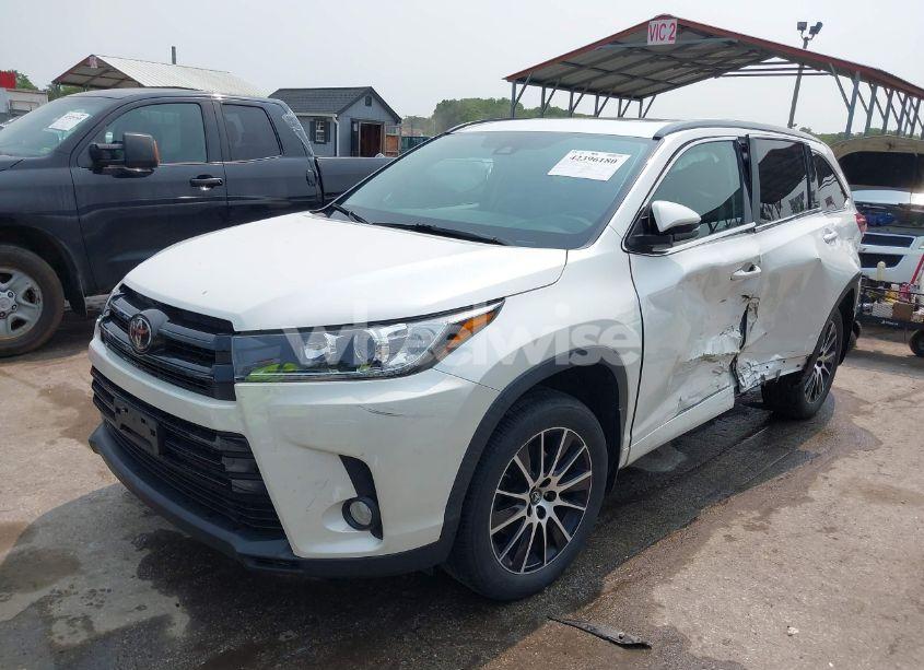 Photo 2 of 2017 Toyota Highlander SE (VIN 5TDJZRFH0HS417638)