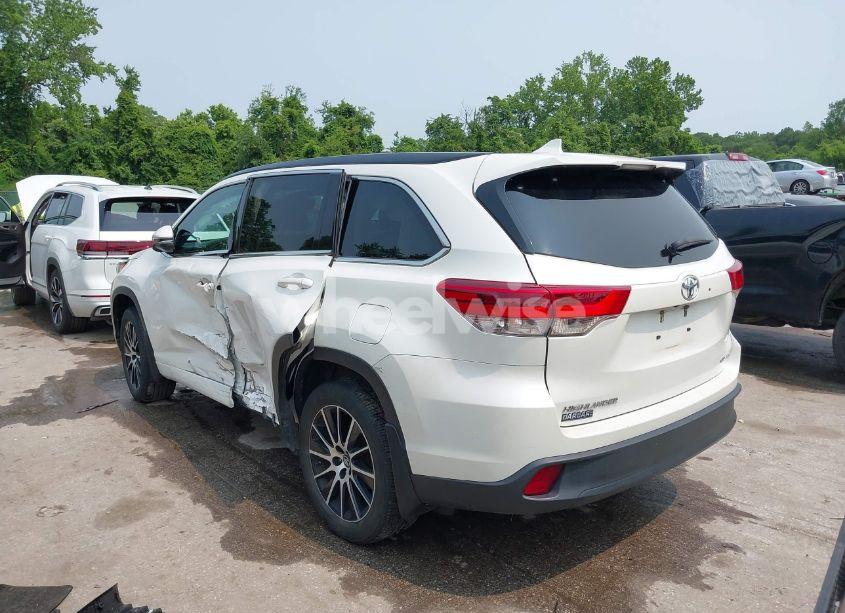 Photo 3 of 2017 Toyota Highlander SE (VIN 5TDJZRFH0HS417638)
