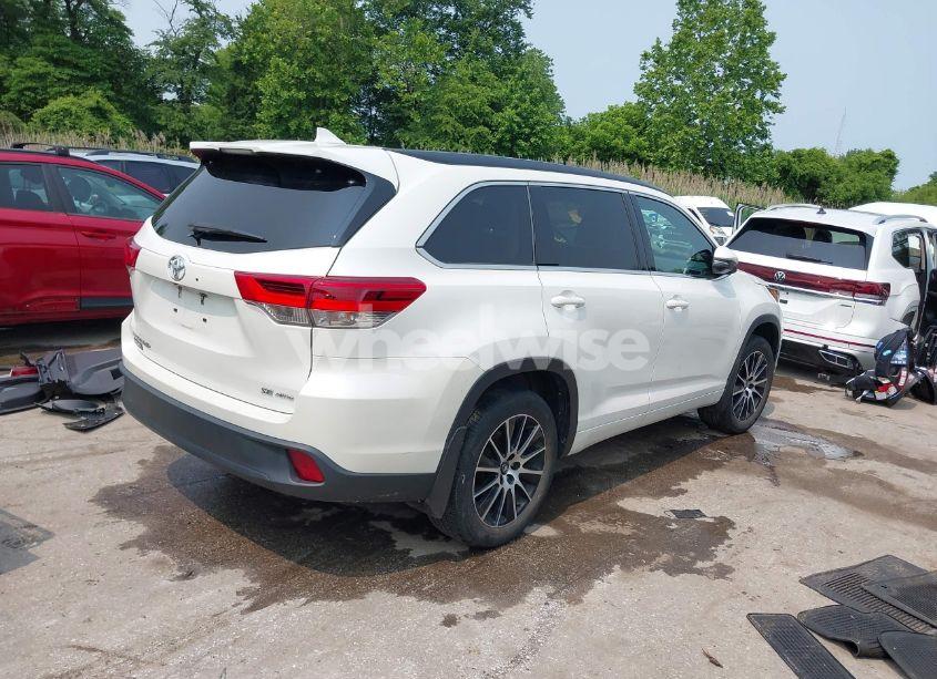 Photo 4 of 2017 Toyota Highlander SE (VIN 5TDJZRFH0HS417638)