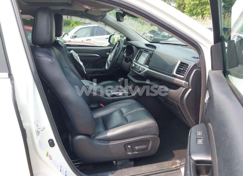 Photo 5 of 2017 Toyota Highlander SE (VIN 5TDJZRFH0HS417638)