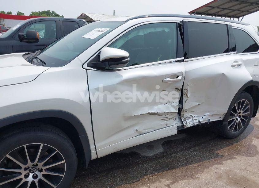 Photo 6 of 2017 Toyota Highlander SE (VIN 5TDJZRFH0HS417638)