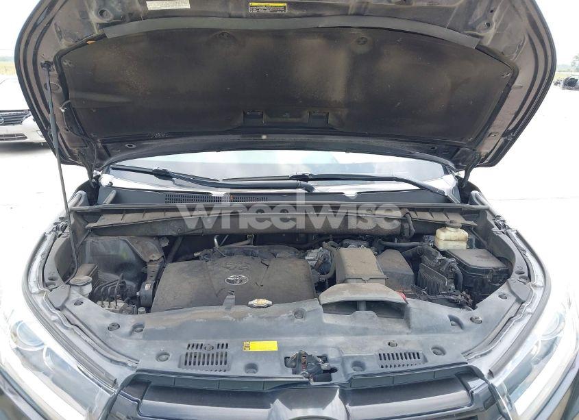 Photo 10 of 2017 Toyota Highlander SE (VIN 5TDJZRFH0HS420409)