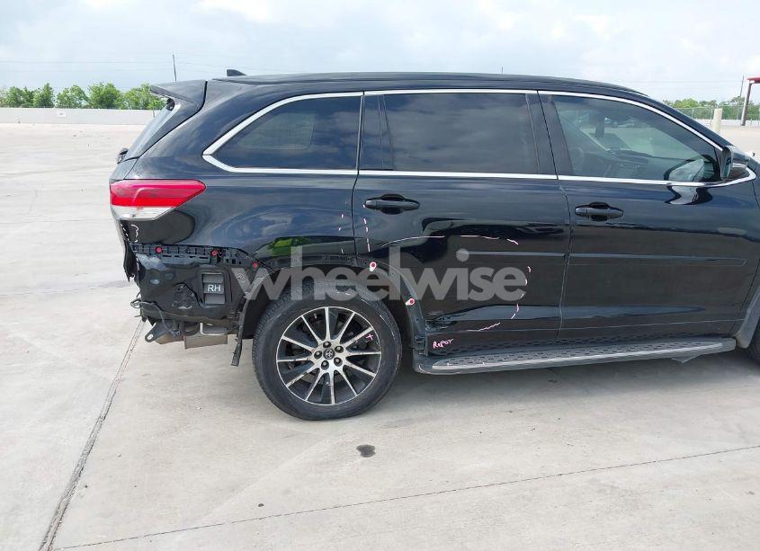 Photo 6 of 2017 Toyota Highlander SE (VIN 5TDJZRFH0HS420409)