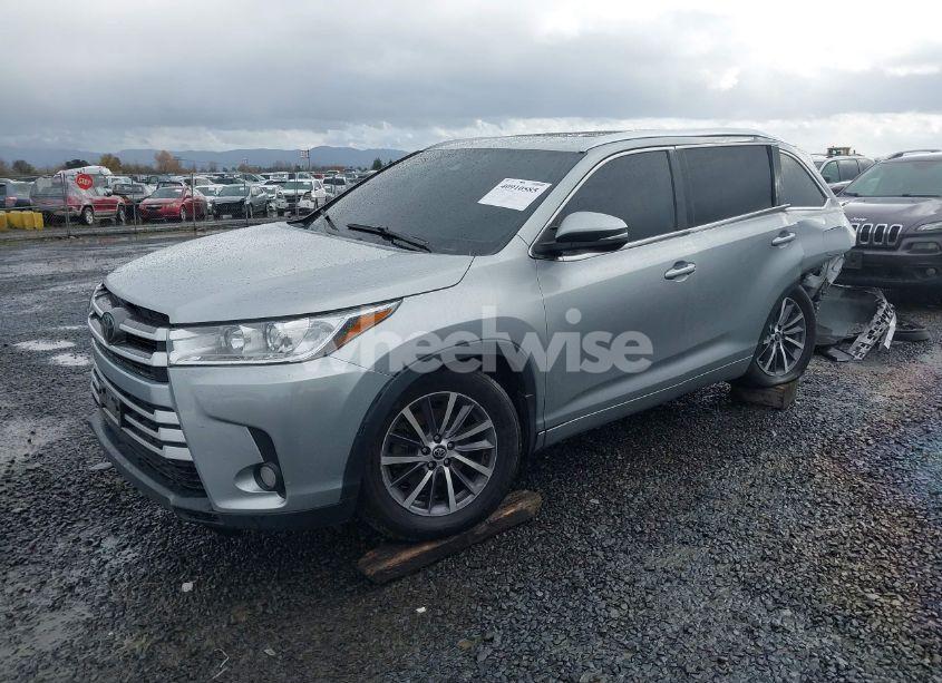Photo 2 of 2017 Toyota Highlander XLE (VIN 5TDJZRFH0HS432463)