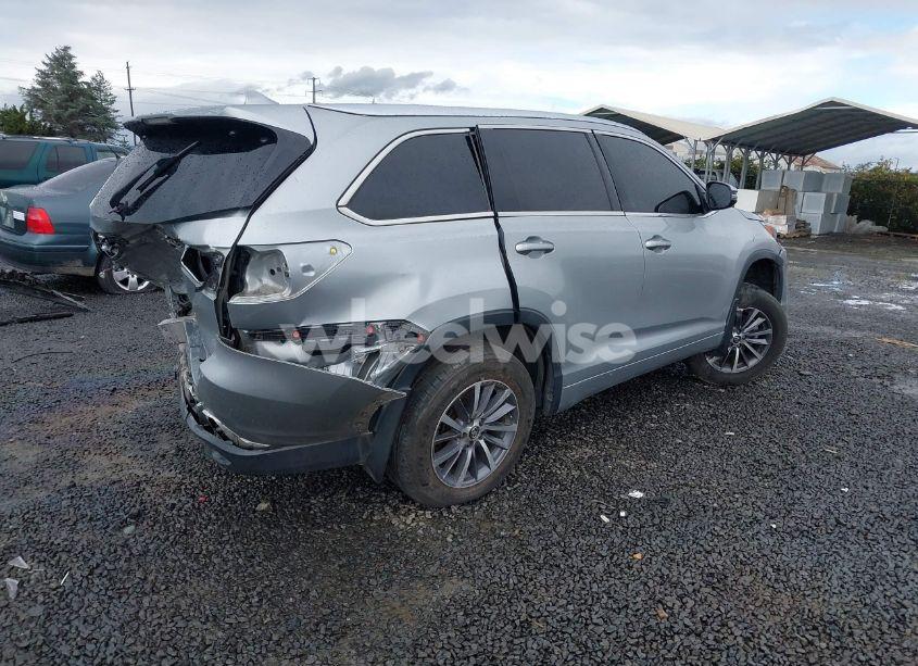 Photo 4 of 2017 Toyota Highlander XLE (VIN 5TDJZRFH0HS432463)