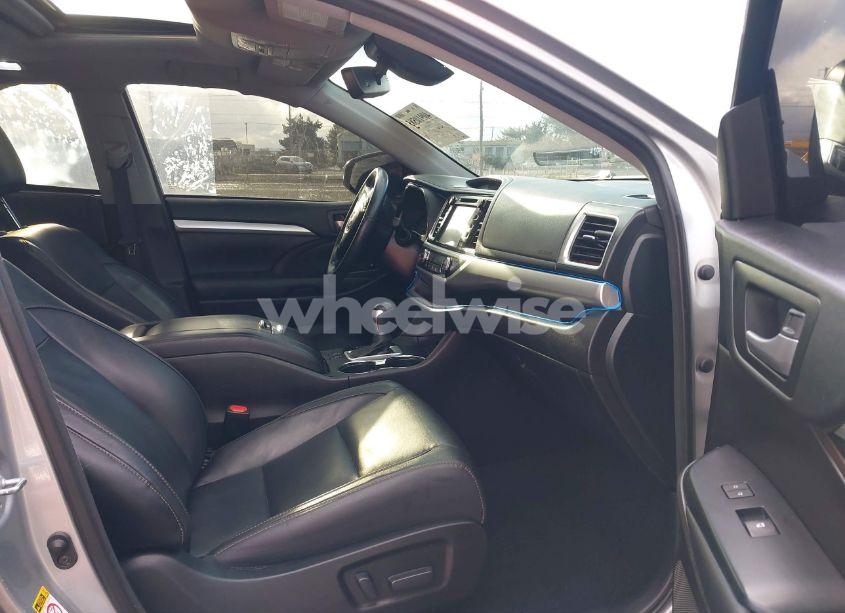 Photo 5 of 2017 Toyota Highlander XLE (VIN 5TDJZRFH0HS432463)
