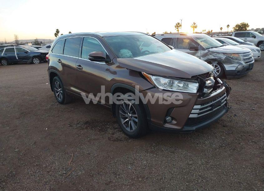 2017 Toyota Highlander XLE (VIN 5TDJZRFH0HS447562) main photo