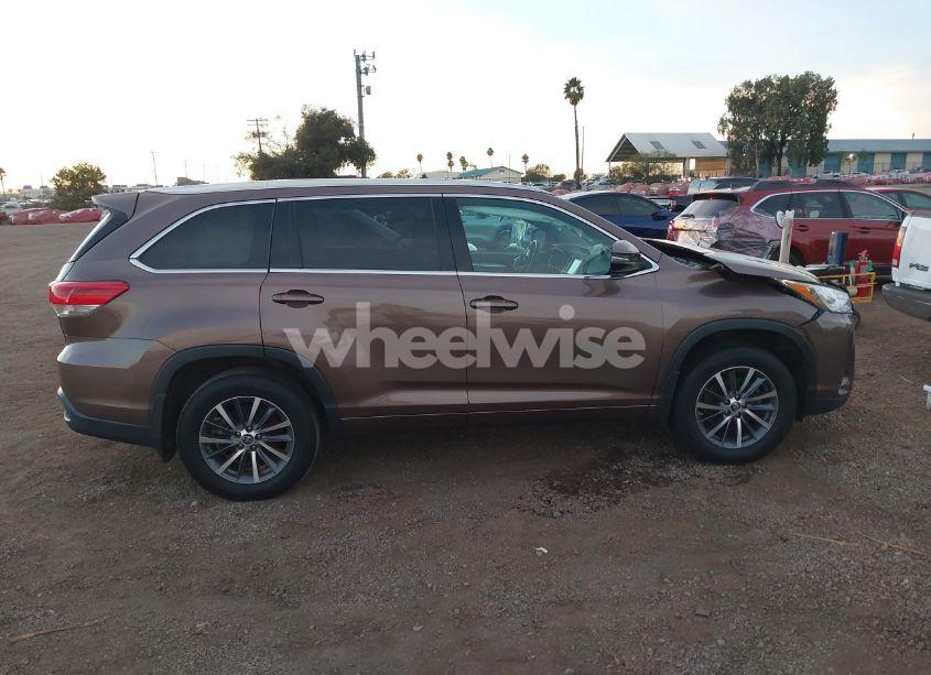 Photo 13 of 2017 Toyota Highlander XLE (VIN 5TDJZRFH0HS447562)